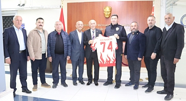 EMNİYET MÜDÜRÜNE FORMA HEDİYE EDİLDİ