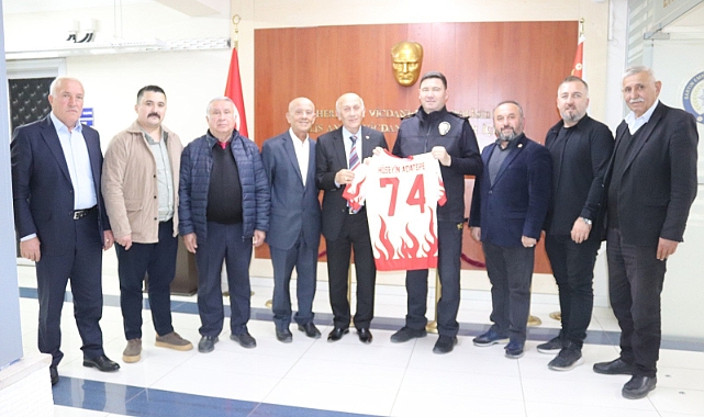 EMNİYET MÜDÜRÜNE FORMA HEDİYE EDİLDİ