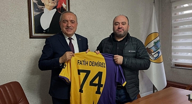 Meclis üyelerine forma hediye edildi