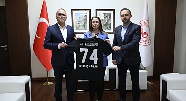 VALİ ARSLAN'A FORMA HEDİYE EDİLDİ