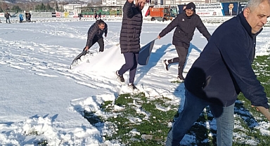 Devrek stadı karla kaplandı