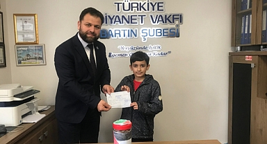 Kumbarasını Bağışladı