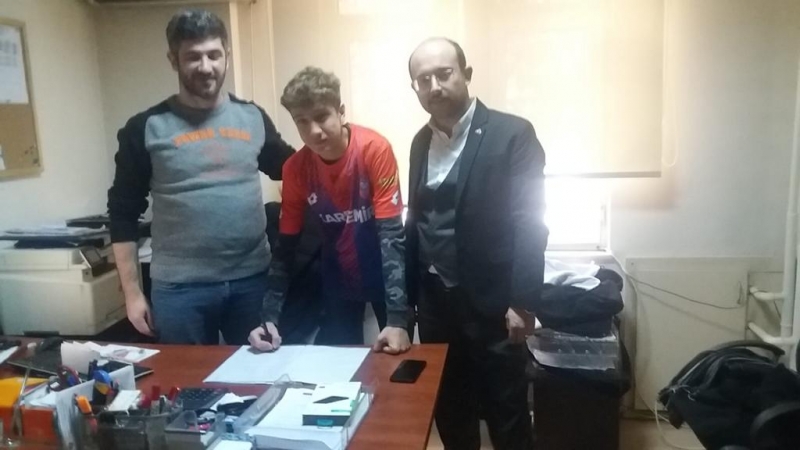 16’lık Furkan’dan profesyonel imza!