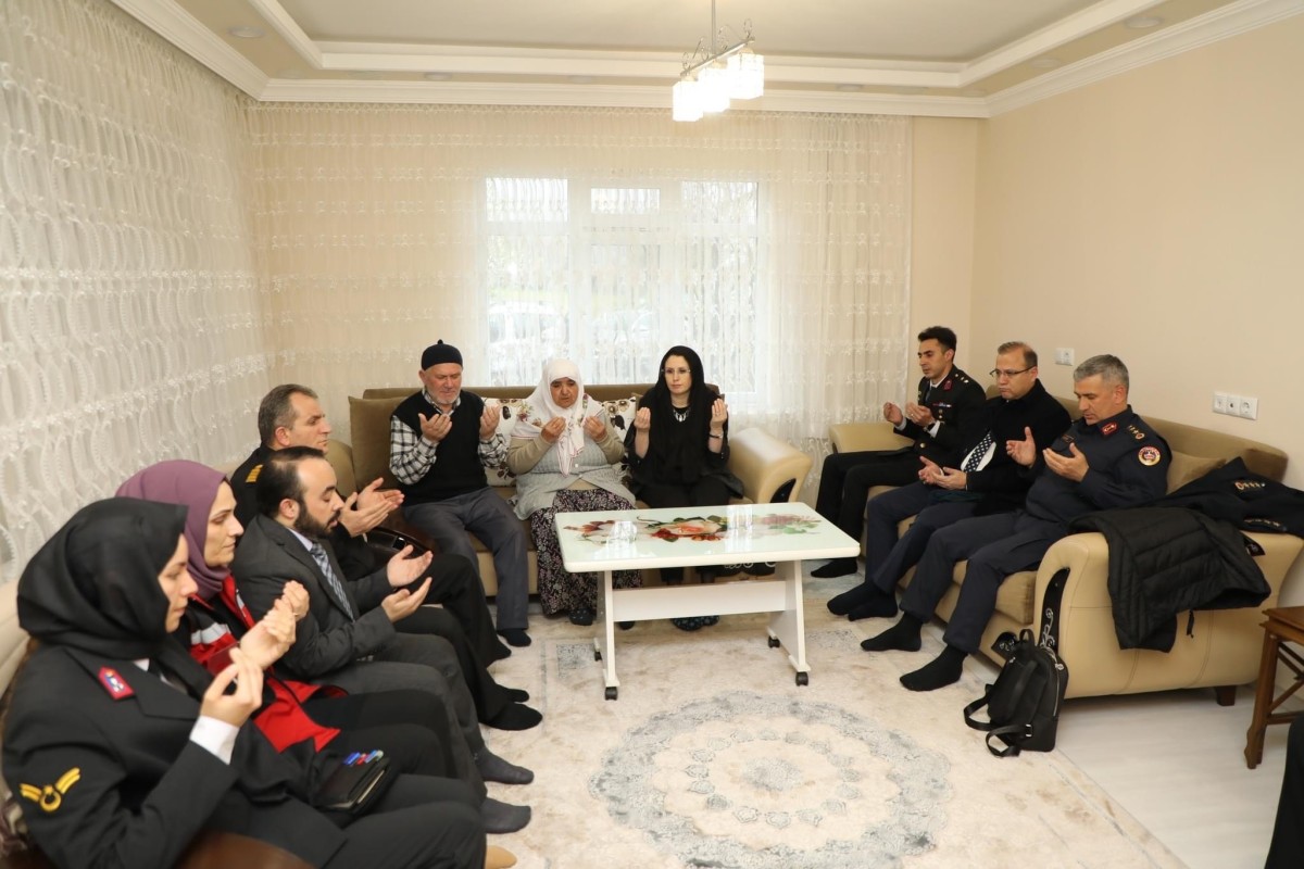 Vali Arslan’dan şehit ailelerine ziyaret