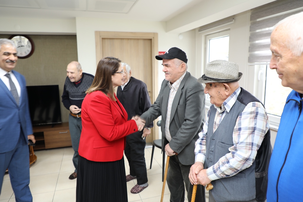 Vali Arslan, Huzurevi sakinleri ile bir araya geldi