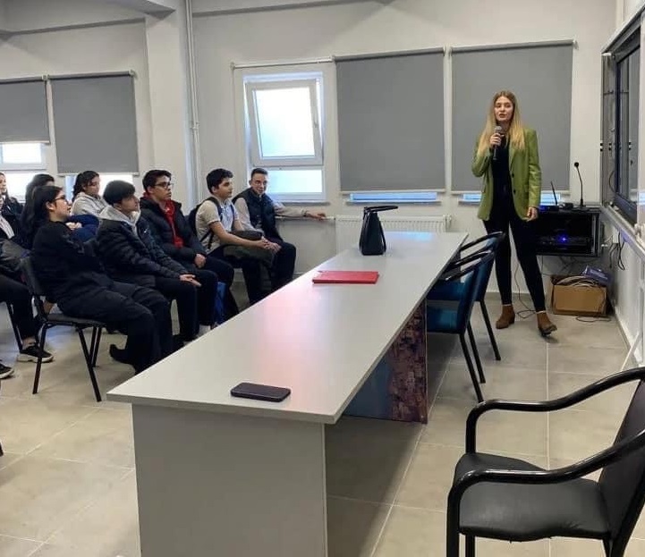 Liselilere “Akran zorbalığı” anlatılıyor