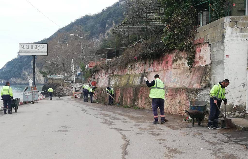 Mavi bayraklı İnkumu'nda yabani ot temizliği yapıldı