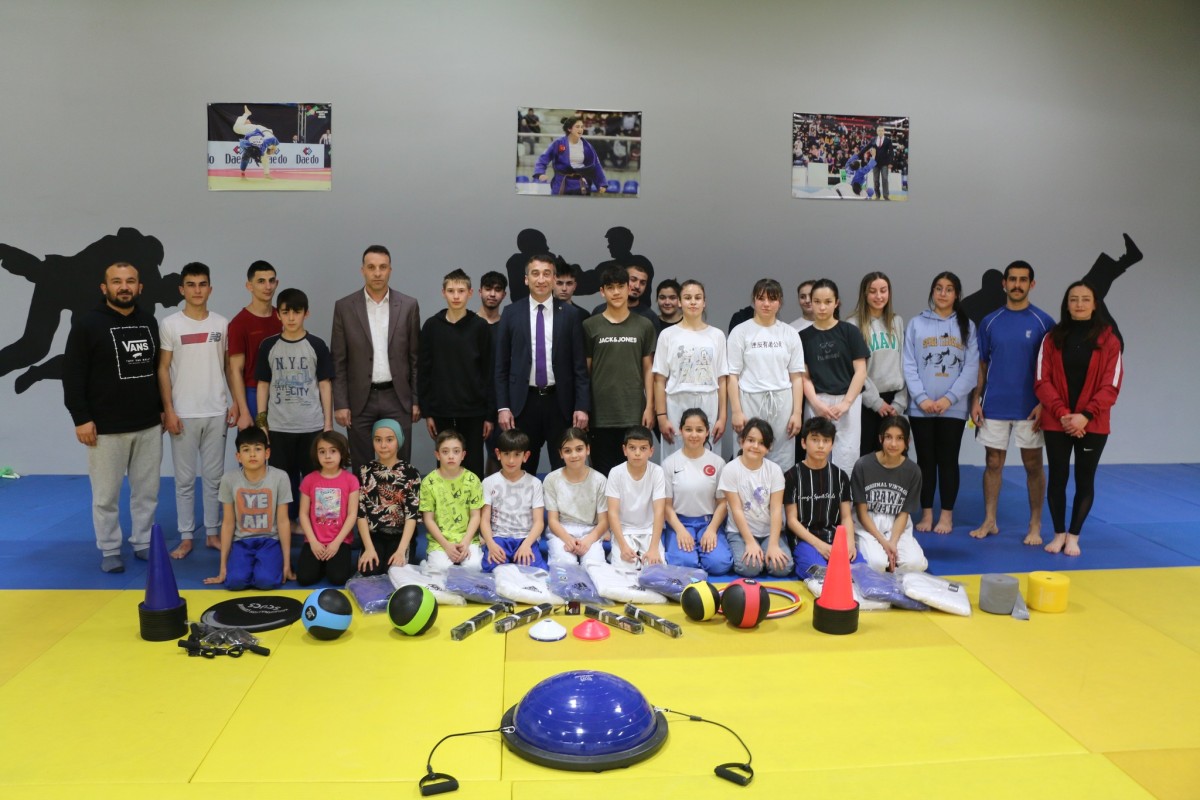 Salon sporlarında faaliyet gösteren sporculara malzeme dağıtıldı