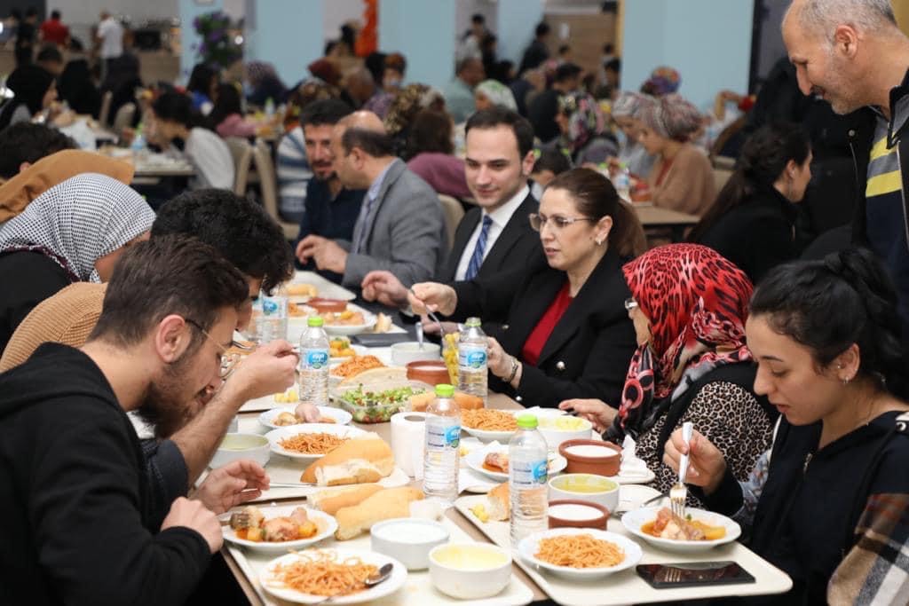 Arslan iftarda depremzedelerle biraraya geldi