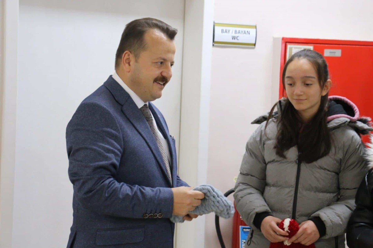 Minik eller iyilik örüyor