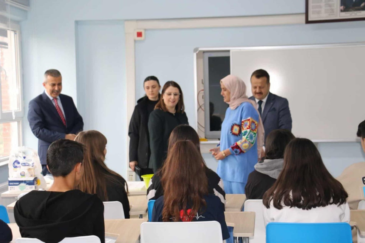 Vali öğrencilerle buluştu