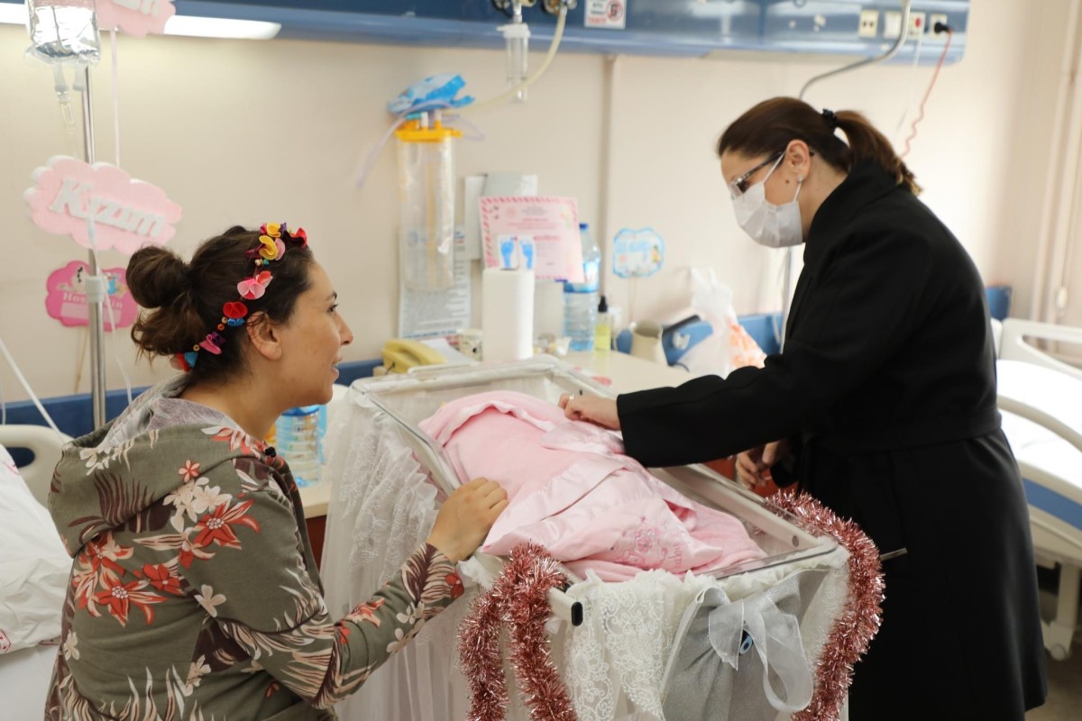 Vali, depremzede çifti kutladı