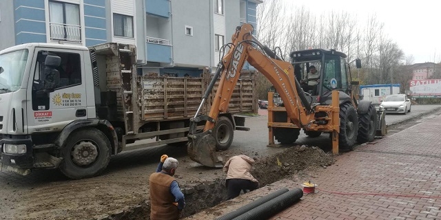 215.Sokak’ta yağmur suyu hattı çalışması yapılıyor