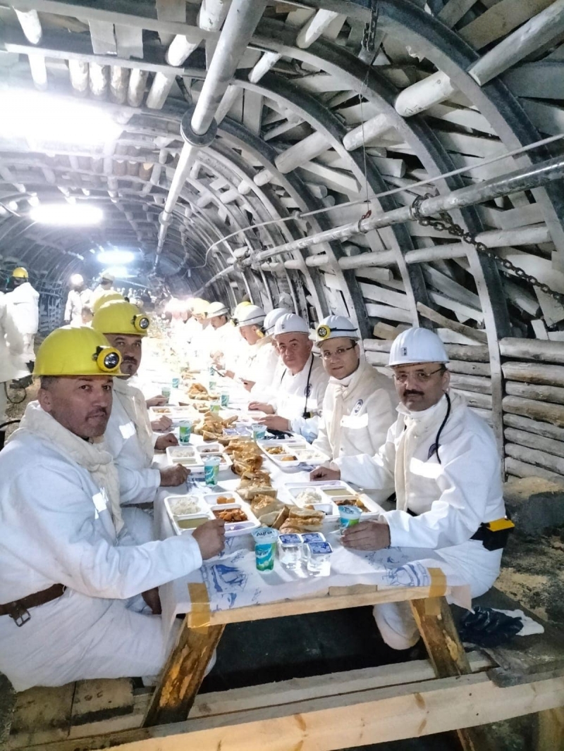 - 250 metrede madencilerle iftar yaptılar