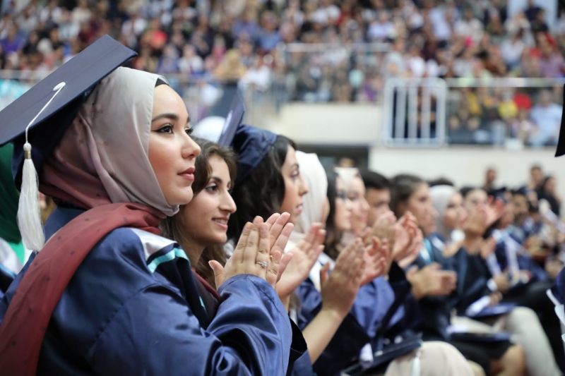 3 bin 990 BARÜ mezunu diplomalarını aldı