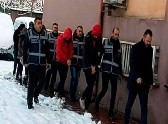 418 kişiyi dolandırdılar!