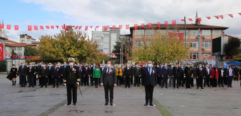 98. yıl çelengi sunuldu