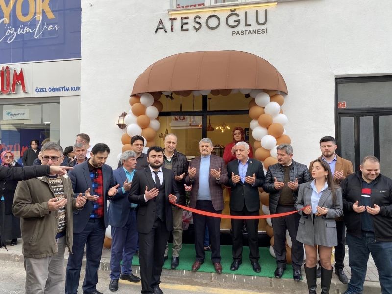 Açılış günü gelirini depremzedelere bağışladı!