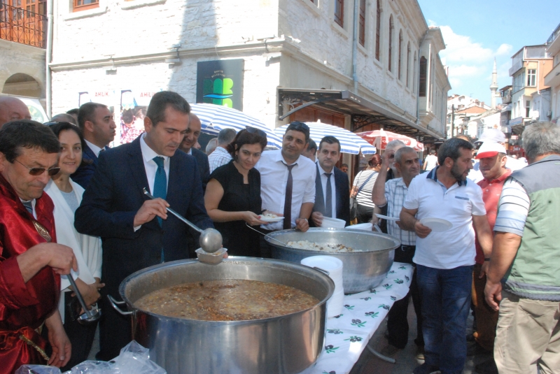 Ahilik Pilavı ve aşure dağıtıldı