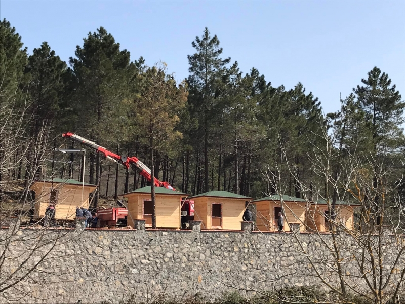 Ahşap kulübeler de monte edildi