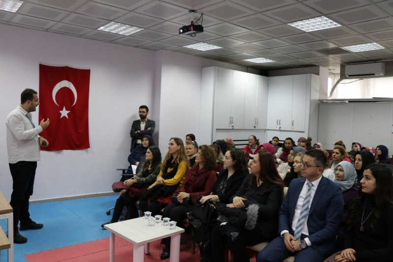 “Aile İçi İletişim” konulu konferans düzenlendi