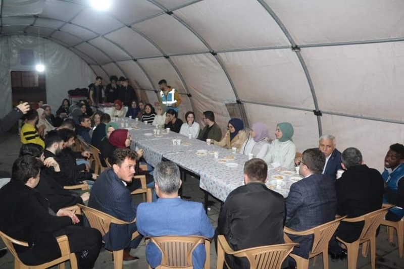AK Parti Bartın İl Başkanı Turhan Kalaycı, Ramazan çadırında gençlerle bir araya geldi