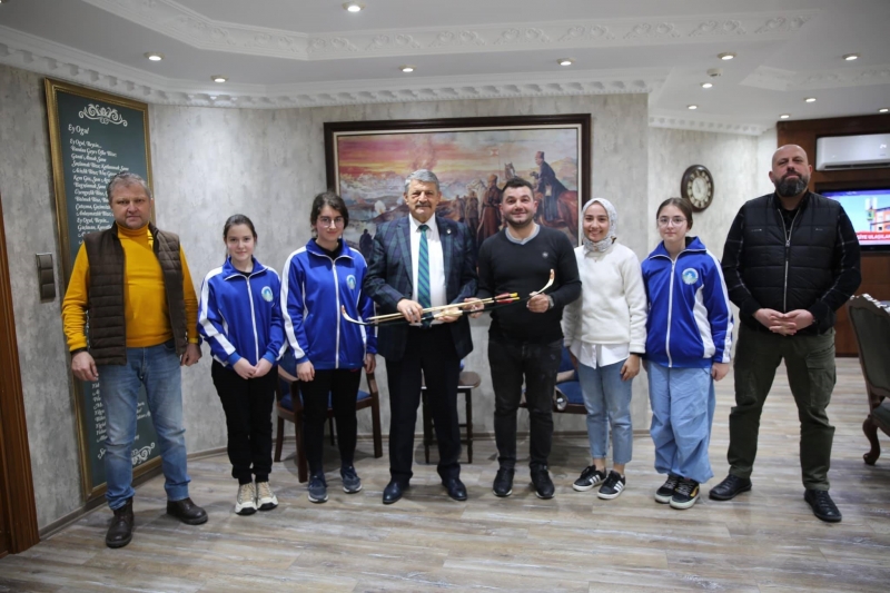 Akın, başarılı sporcuları tebrik etti