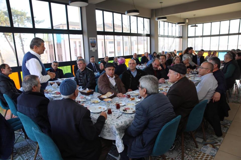 Akın, emekli personeli ile kahvaltıda buluştu