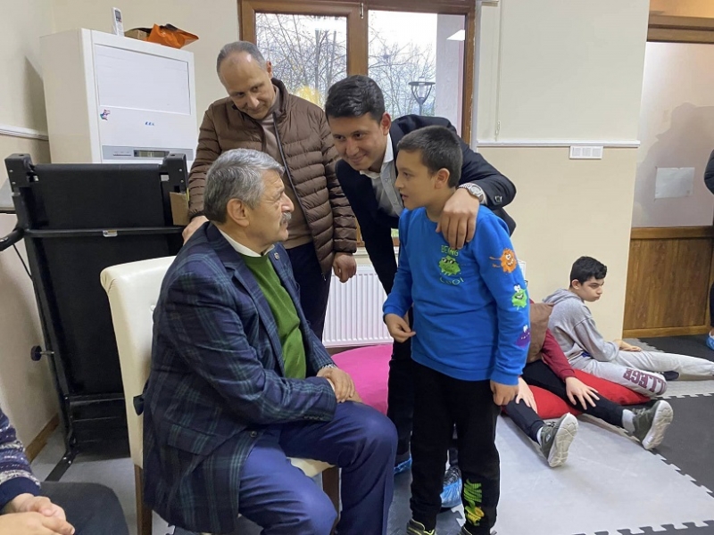 Akın, Engelsiz Sanat Evini ziyaret etti
