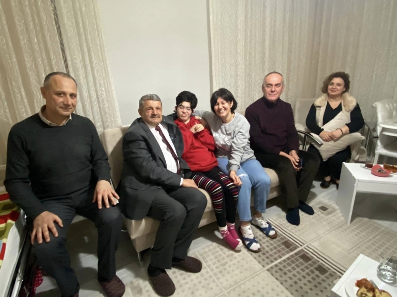 Akın, ev ziyaretlerinde de vatandaşları dinliyor
