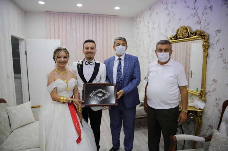 Akın, genç çiftleri yalnız bırakmadı