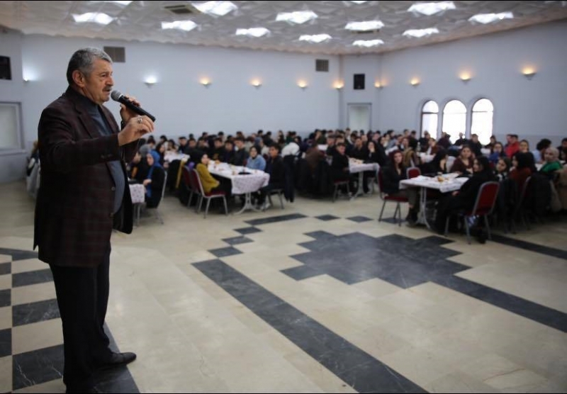 Akın, gençlerin sorularını yanıtladı