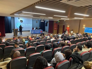 Akın, kadın hakları paneline katıldı