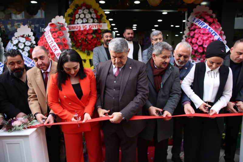 Akın, mağaza açılışında esnafı yalnız bırakmadı