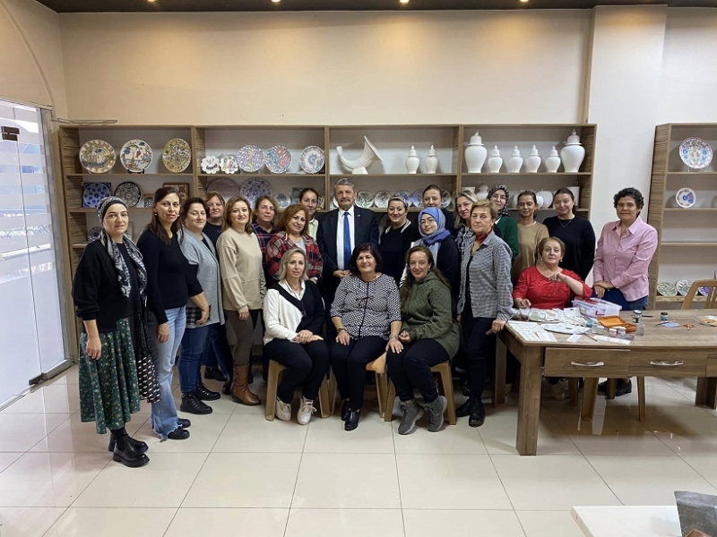 Akın, nakış ve çini kursunu ziyaret etti