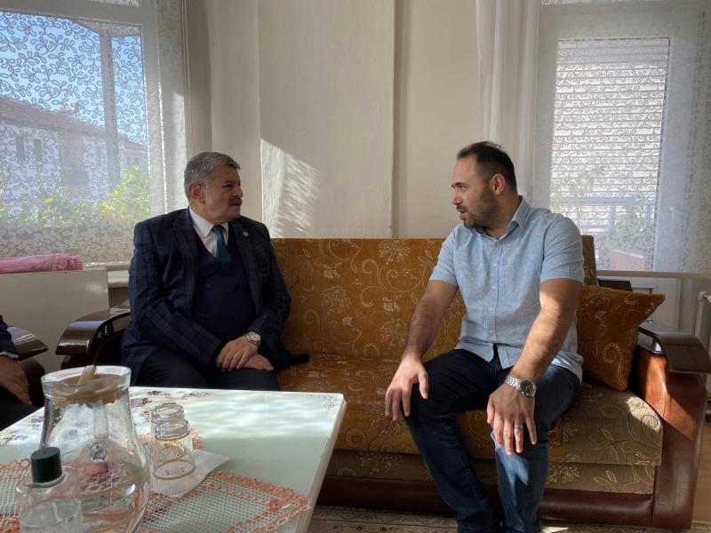 Akın, taburcu olan maden işçisini ziyaret etti