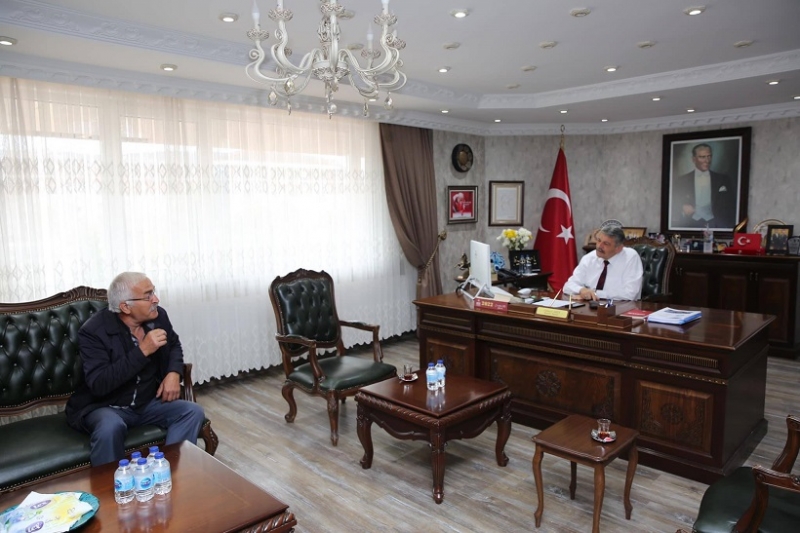 Akın, talepleri dinliyor
