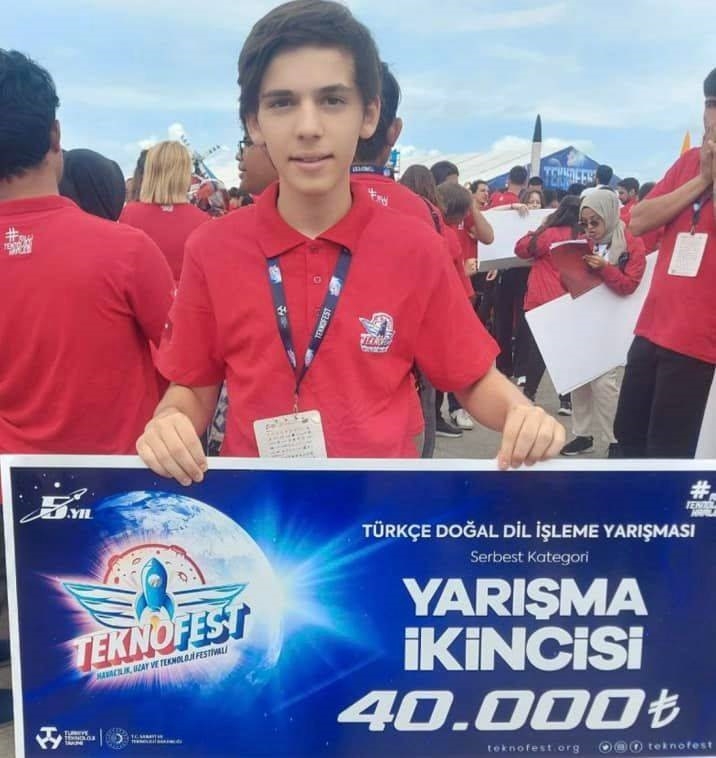 Akın, Türkiye 2.’si olan öğrenciyi kutladı