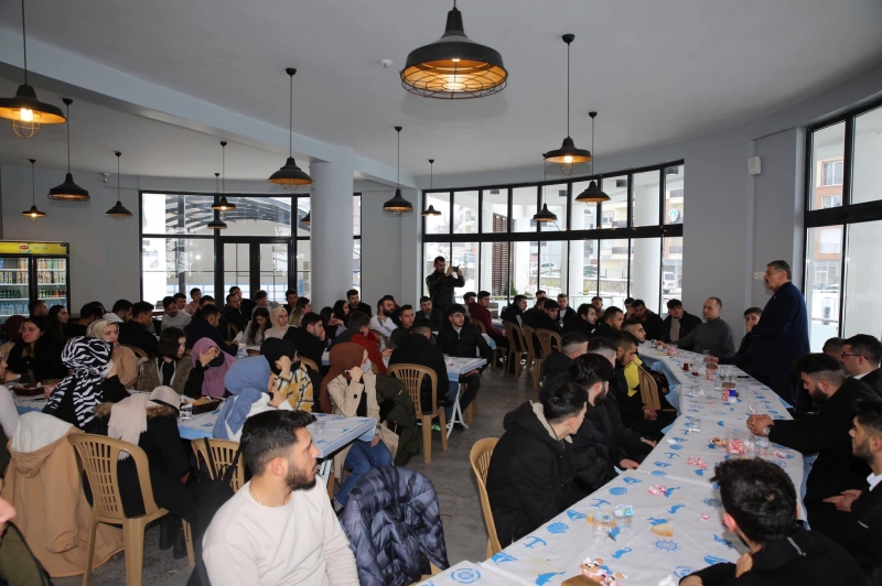 Akın, üniversiteli ülkücülerle buluştu