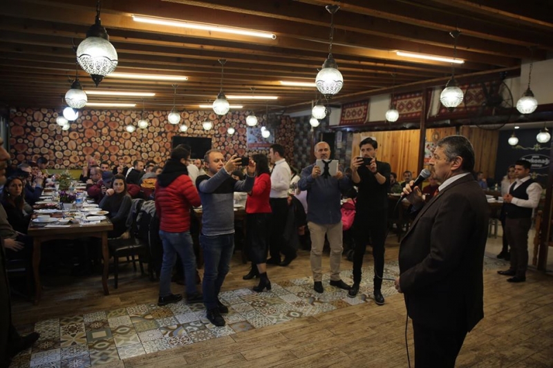 Akın’dan gazetecilere: “Fikirleriniz bizim için çok önemli”