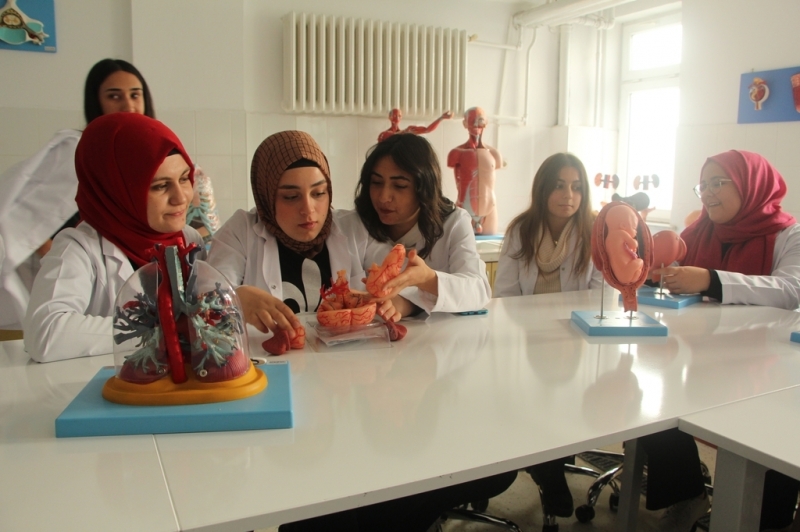 Anatomi Laboratuvarı’nda geleceğe hazırlanıyorlar
