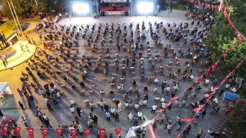 Anma etkinlikleri gece de sürdü