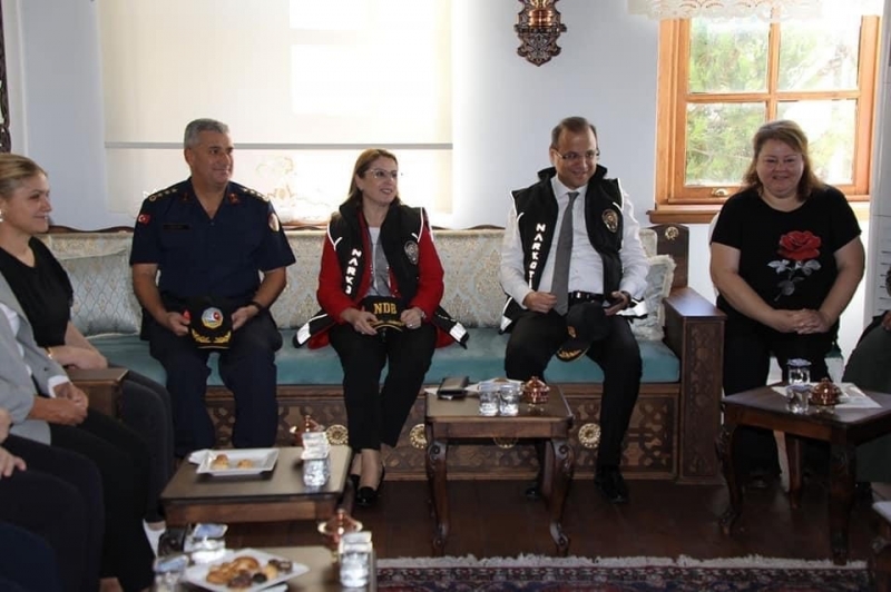 Annelere uyuşturucu ile mücadele anlatılıyor!