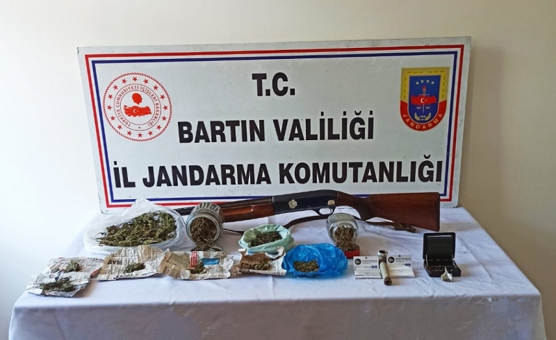 Arı kovanına saklasa da Jandarma’dan kaçamadı!