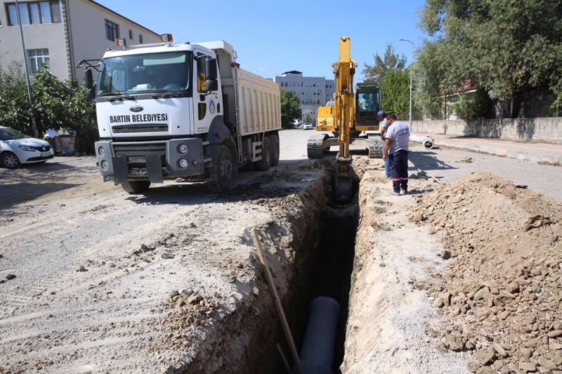 Arka Sokak’ta yağmur suyu hattı çalışması yapılıyor