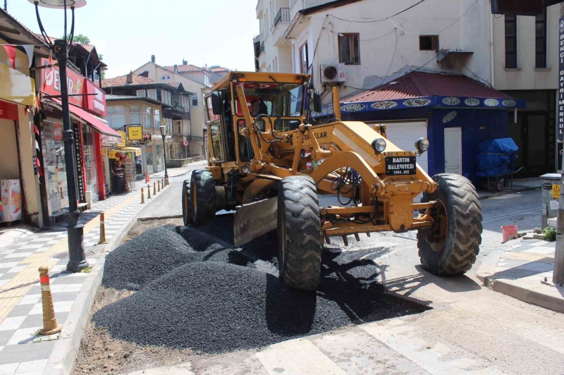 Asfalt ekipleri sokağa çıkma kısıtlamasını fırsata çevirdi