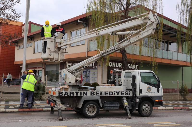Aydınlatma direkleri onarılıyor