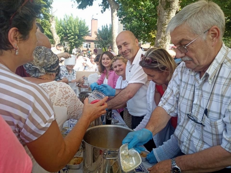 Bankoğlu, Amasra’da aşure dağıttı