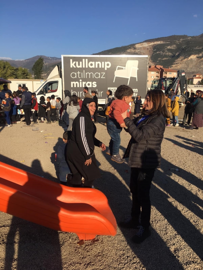 Bankoğlu, depremzede çocukları sordu