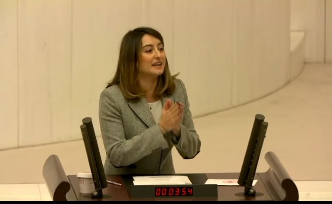 Bankoğlu’ndan Kasapoğlu’na: “Gençliği bakanlığın adından da çıkarsaydınız!”